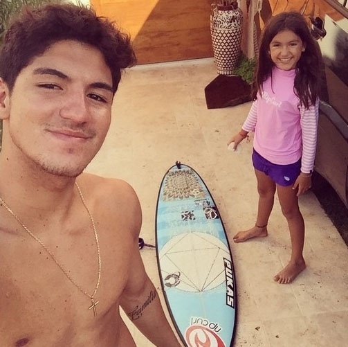 29.jan.2015 - O surfista Gabriel Medina faz foto com a irmã Sophia. "Indo ver a minha surfista favorita entrar em ação", escreveu o campeão mundial de surfe
