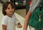 Fofa! Filha de Débora Falabella mostra sorriso tímido em flagra no shopping - Amauri Nehn/Photo Rio News