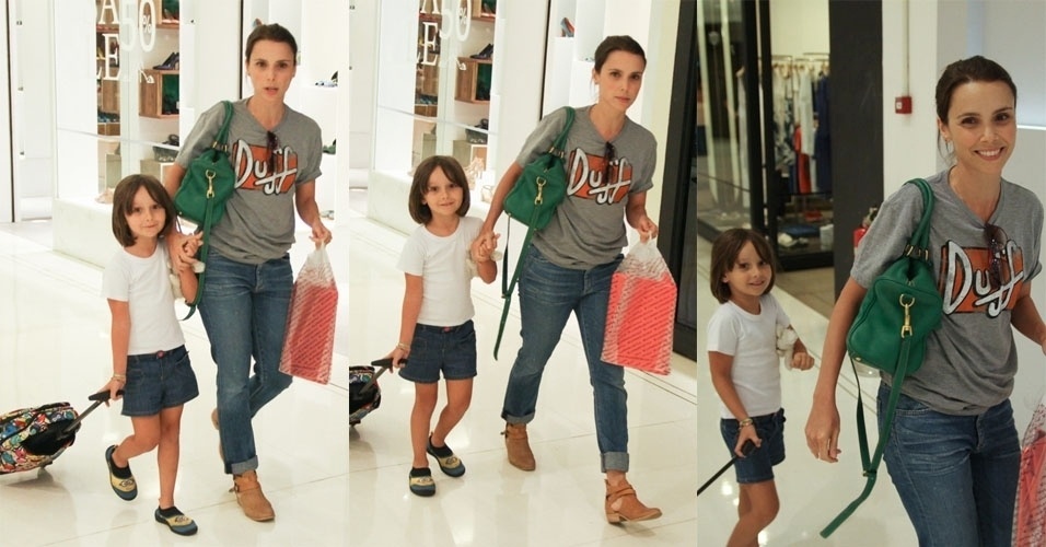 29.jan.2015 - A atriz Débora Falabella foi flagrada passeando pelo shopping Higienópolis, no centro de São Paulo, junto com sua pequena filha, Nina, nesta quinta-feira