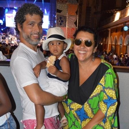 Regina Casé e o marido, Estevão Ciavatta, levam o filho Roque para passear - Felipe Souto Maior/AgNews