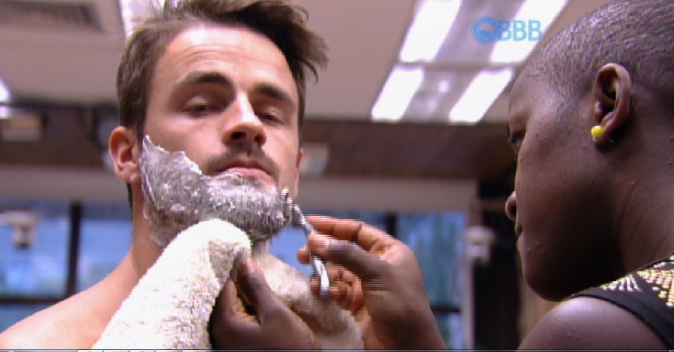 30.jan.2015 - Com a ajuda de Angélica e Talita, Rafael faz a barba