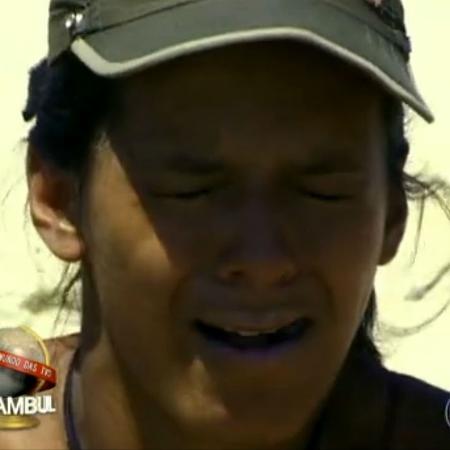 30.jan.2015 - Participante de "No Limite" come olho de cabra, em 2001 - Reprodução/TV Globo - Reprodução/TV Globo