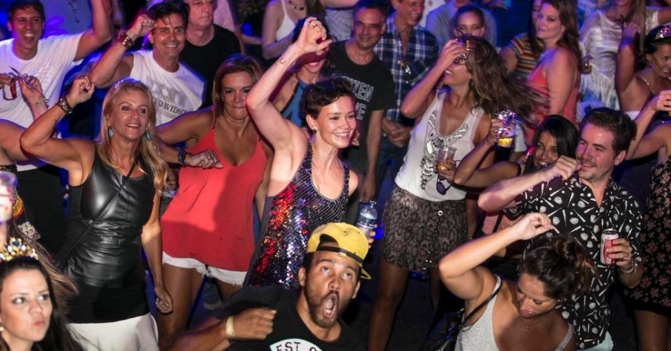 30.jan.2015- Julia Lemmertz foi flagrada soltinha enquanto se divertia na pista de dança em recente edição da festa carioca "Bailinho"