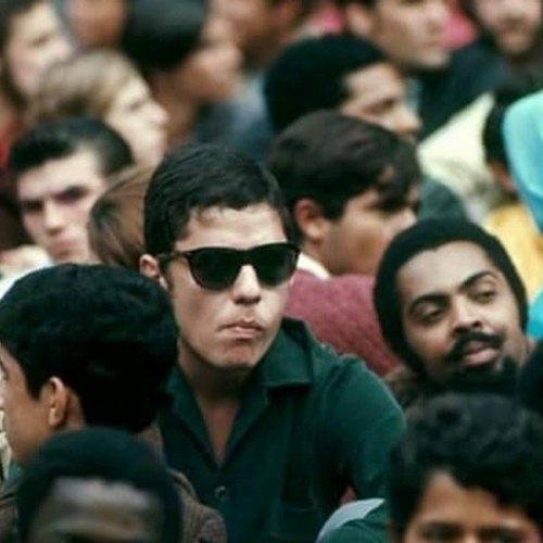Em foto antiga, Gilberto Gil relembra a juventude ao lado de Chico Buarque