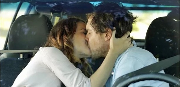 Laura (Nathalia Dill) e Caíque (Sergio Guizé) se beijam em "Alto Astral"