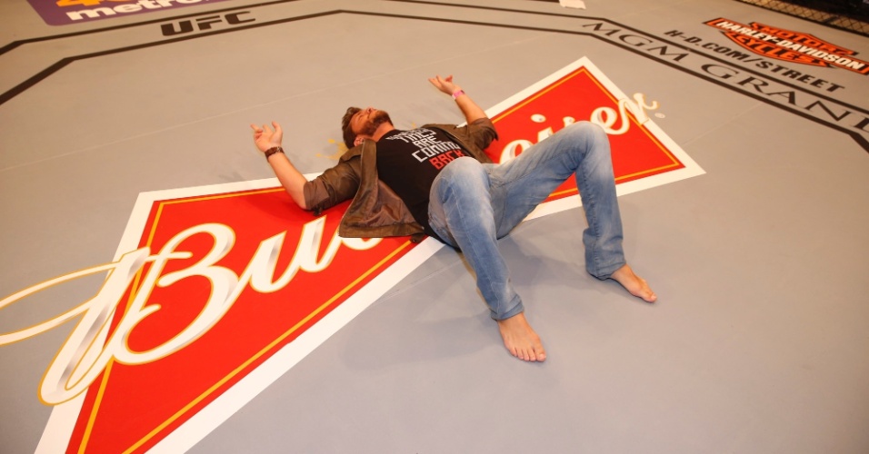 30.jan.2015 - Exausto, Klebber Toledo deita no chão em visita a um octógono oficial, nesta sexta-feira, um dia antes da luta entre Anderson Silva e Rick Diaz, em Las Vegas, nos Estados Unidos
