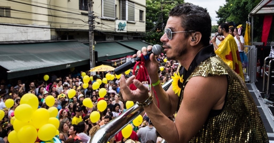 Homenageando A Música Brega Bloco Fogo E Paixão Desfila Pelas Ruas De São Paulo Fotos Uol 5408