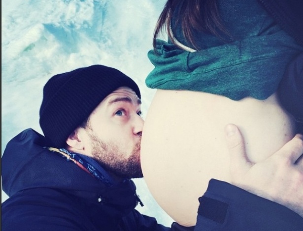 Em seu aniversário de 34 anos, Justin Timberlake confirma que será pai. Ele aparecendo beijando a barriga da mulher, a atriz Jessica Biel
