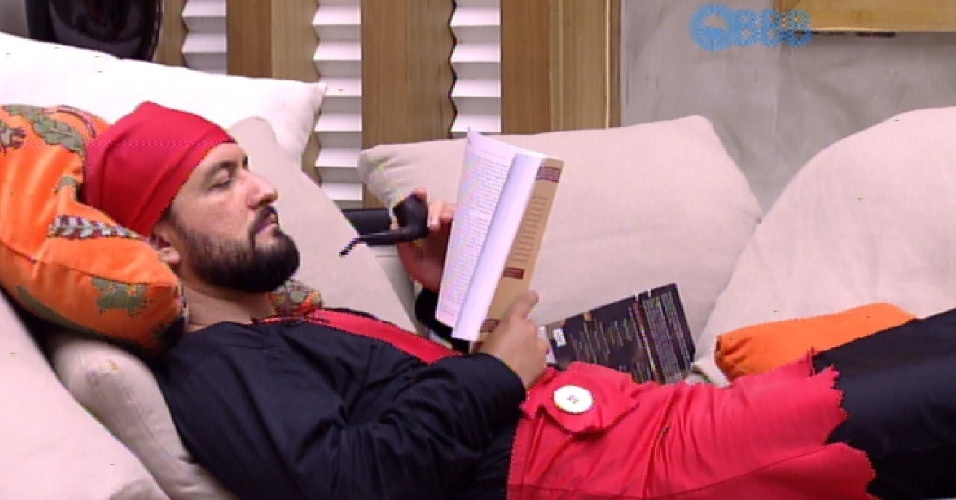01.fev.2015 - Enquanto os outros brothers dormem, Marco lê um livro na sala