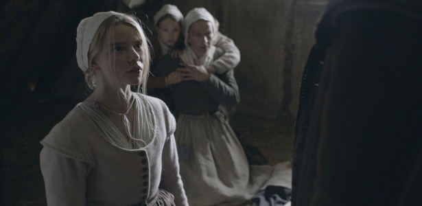 Anya Taylor-Joy e Kate Dickie (ao fundo) em cena de "The Witch", de Robert Eggers - Divulgação