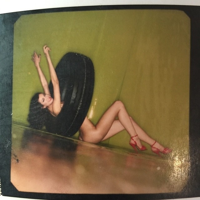 2.fev.2015 - Luciana Gimenez resolveu lembrar os tempos de modelo e publicou uma foto antiga, em que apenas um pneu encobre sua nudez