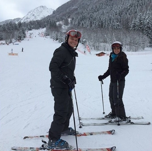 2.fev.2015 - O cantor Michel Teló e a atriz Thaís Fersoza curtem férias em estação de esqui de Mont Blanc, na França