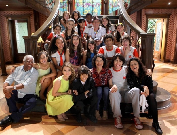 Elenco de "Chiquititas" posa após o último dia de filmagens no Orfanato Raio de Luz