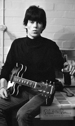 Coleção de fotos raras dos Beatles e dos Rolling Stones durante turnês nos EUA, na década de 1960, está à venda no eBay. Na imagem, Keith Richards em 1965