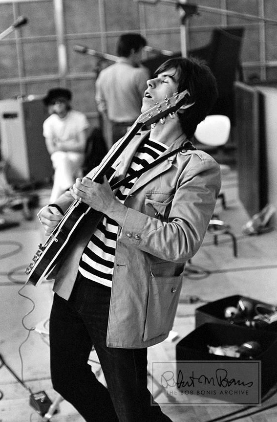 Coleção de fotos raras dos Beatles e dos Rolling Stones durante turnês nos EUA, na década de 1960, está à venda no eBay. Na imagem, Keith Richards toca guitarra em estúdio, em 1965 - Bob Bonis/eBay