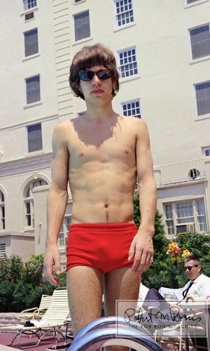 Coleção de fotos raras dos Beatles e dos Rolling Stones durante turnês nos EUA, na década de 1960, está à venda no eBay. Na imagem, Mick Jagger curte piscina de hotel na Flórida, em 1965