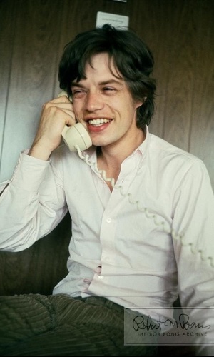 Coleção de fotos raras dos Beatles e dos Rolling Stones durante turnês nos EUA, na década de 1960, está à venda no eBay. Na imagem, Mick Jagger diverte-se falando pelo telefone em 1965