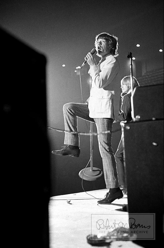Coleção de fotos raras dos Beatles e dos Rolling Stones durante turnês nos EUA, na década de 1960, está à venda no eBay. Na imagem, Mick Jagger e Brian Jones durante apresentação dos Stones, em 1964 - Bob Bonis/eBay