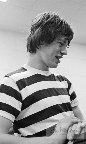 Coleção de fotos raras dos Beatles e dos Rolling Stones durante turnês nos EUA, na década de 1960, está à venda no eBay. Na imagem, Mick Jagger em estúdio da RCA, em Hollywood, 1965