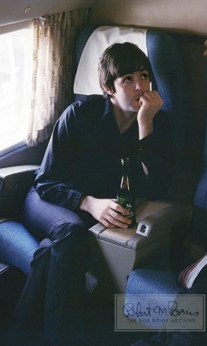 Coleção de fotos raras dos Beatles e dos Rolling Stones durante turnês nos EUA, na década de 1960, está à venda no eBay. Na imagem, Paul McCartney durante viagem de avião em 1966
