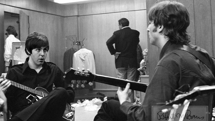 Coleção de fotos raras dos Beatles e dos Rolling Stones durante turnês nos EUA, na década de 1960, está à venda no eBay. Na imagem, Paul McCartney e John Lennon pouco antes de show em 1966 - Bob Bonis/eBay - Bob Bonis/eBay