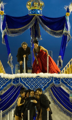 Elenco que forma a família Medeiros em "Império" faz selfie no intervalo de gravações da cena do desfile da União de Santa Teresa, prevista para ir ao ar no dia 17