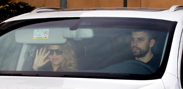 Shakira deixa o hospital ao lado de Pique após dá à luz Sasha