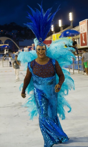 Xana Summer (Aílton Graça) usa uma fantasia azul no desfile de Carnaval da União de Santa Teresa na Sapucaí