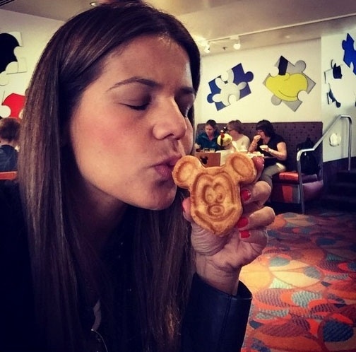 3.fev.2015 - A atriz Nívea Stelmann aproveita as férias em Orlando e declara seu amor ao Mickey: "Meu caso de amor com esse rato vem de outras vidas"