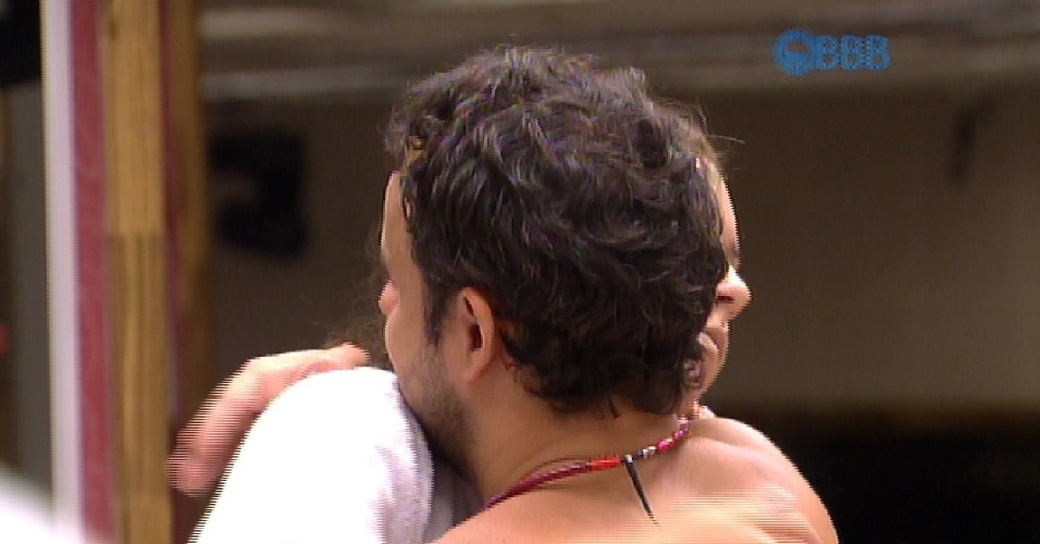3.fev.2015 - Adrilles e Tamires se abraçam