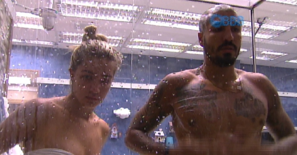 3.fev.2015 - Aline e Fernando tomam banho juntos no "BBB15"
