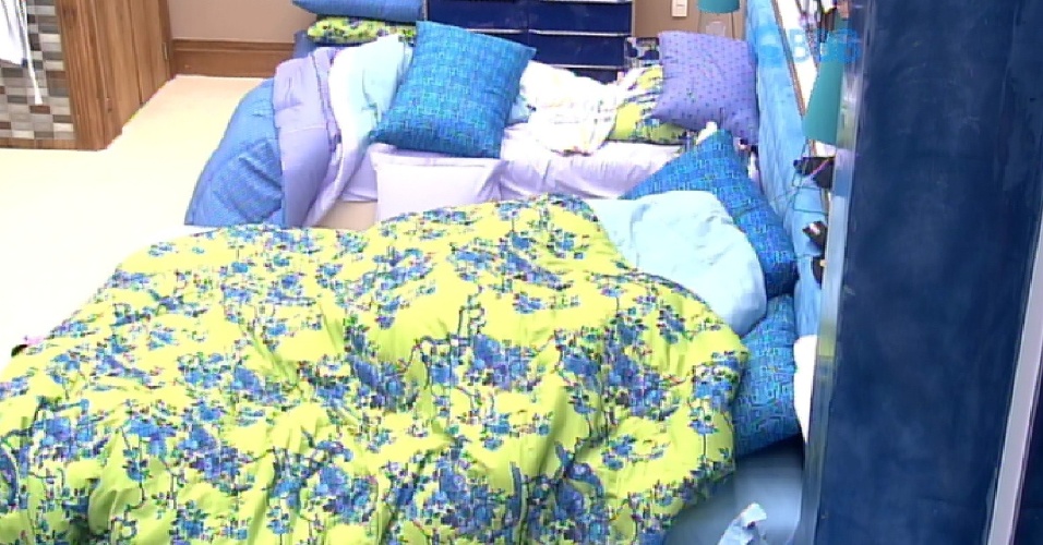 3.fev.2015 - Deitado com Aline em uma das camas do Quarto Azul, Fernando elogia o corpo da namorada. "Seu corpo é lindo"
