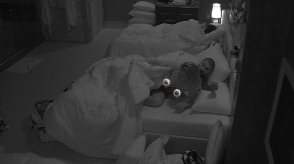 3.fev.2015 - Dormindo na mesma cama que Fernando, Aline acorda com os roncos de Mariza. Ao se levantar, a sister se descuida e deixa os seios à mostra