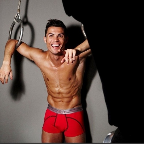 3.fev.2015- Cristiano Ronaldo mostra abdômen definido em bastidores de campanha de cuecas que levam o seu nome. Ao publicar a foto em seu Instagram, o craque recebeu dezenas de elogios