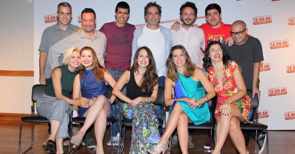 3.fev.2015 - O diretor Maurício Farias e o elenco de "Tá no Ar", na apresentação da segunda temporada do humorístico