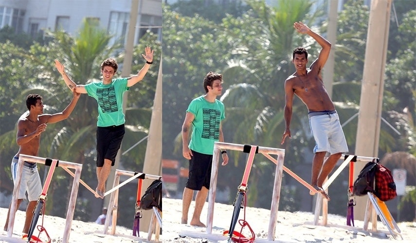 Chay Suede e Marcello Melo Jr. praticam slackline na praia de Copabacana