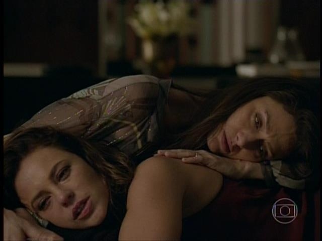 Denise (Paolla Olveira) e Marília (Maria Fernanda Cândido) em "Felizes Para Sempre?"