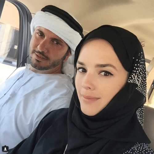 4.fev.2015 - A cantora Thaeme faz passeio de lua de mel por Dubai junto do marido, o empresário Fábio Elias