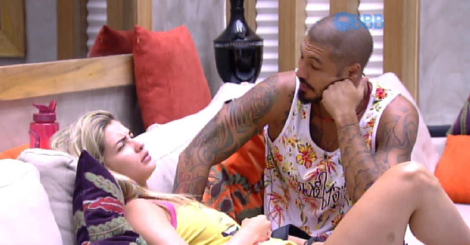 4.fev.2015 - Aline chega com Fernando na sala e reclama: "Hoje a Marisa está de parabéns"