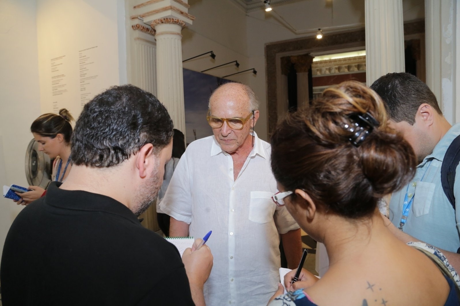 4.fev.2015 - Corpo de Odete Lara é velado no Parque Lage, no Rio de Janeiro. Caixão com o corpo da cantora e atriz chega ao velório - Marcello Sá Barreto/AgNews