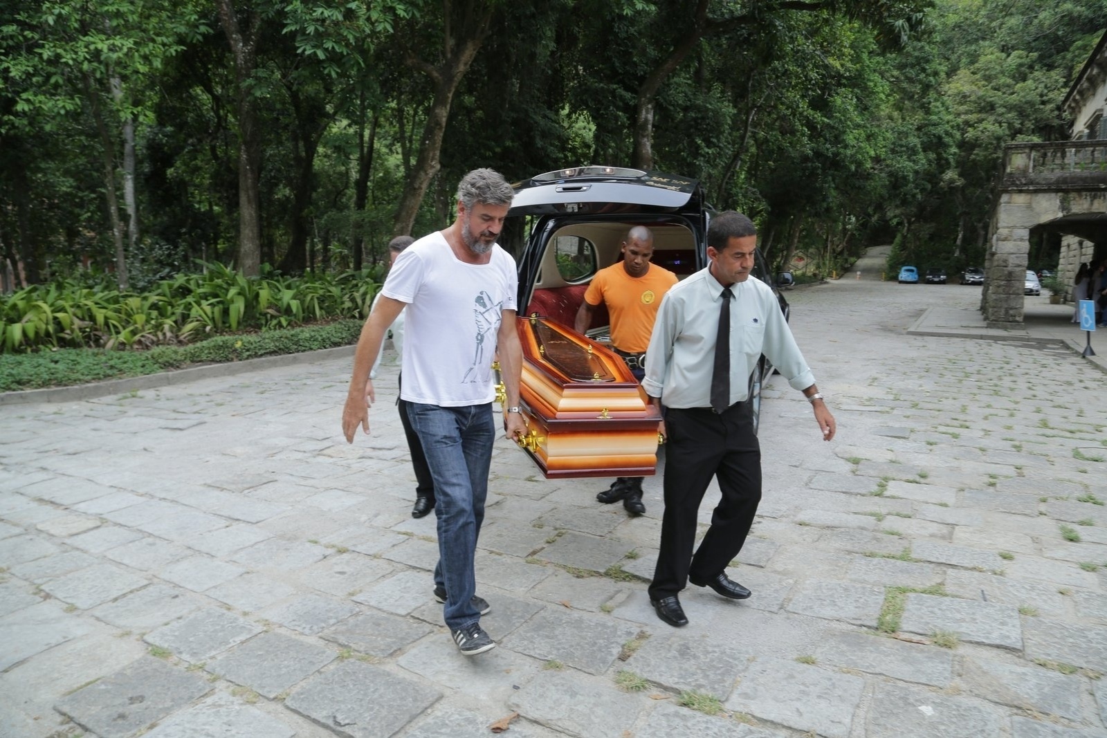 4.fev.2015 - Corpo de Odete Lara é velado no Parque Lage, no Rio de Janeiro. Caixão com o corpo da cantora e atriz chega ao velório - Marcello Sá Barreto/AgNews