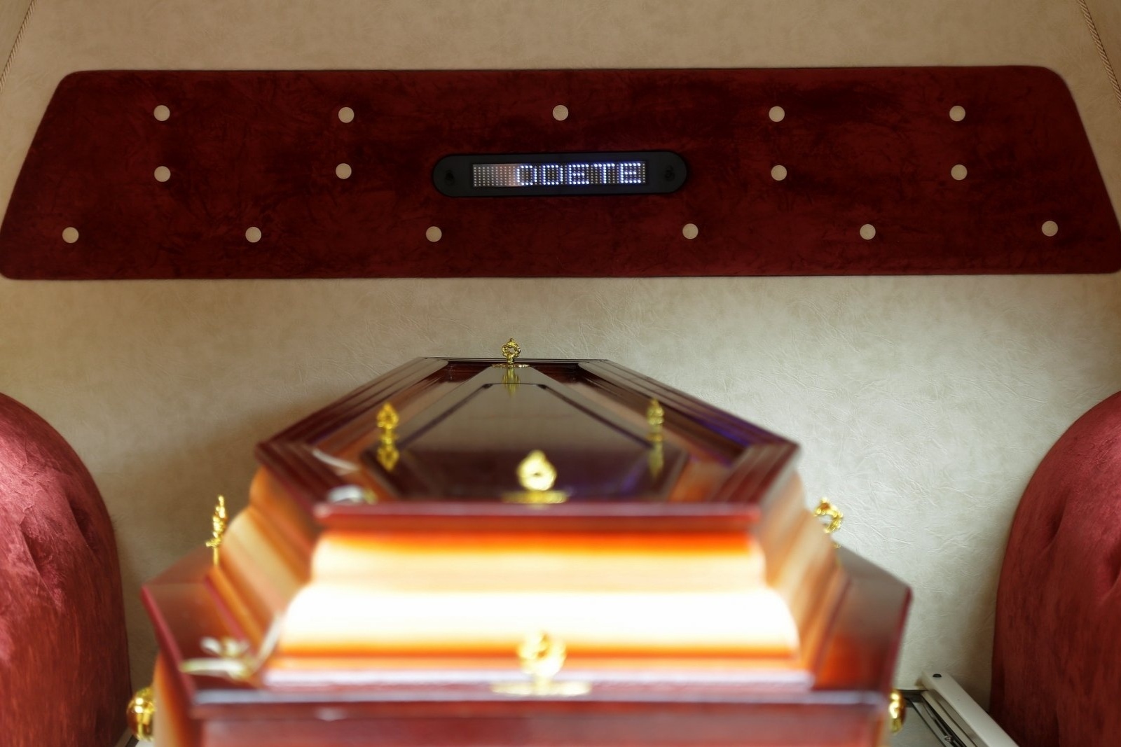 4.fev.2015 - Corpo de Odete Lara é velado no Parque Lage, no Rio de Janeiro. Na imagem, o caixão da artista, antes de ser retirado do carro funerário - Marcello Sá Barreto/AgNews