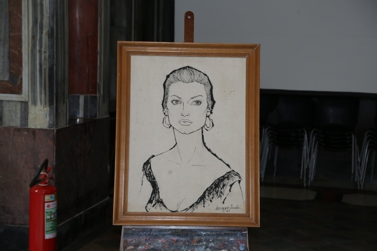 4.fev.2015 - Corpo de Odete Lara é velado no Parque Lage, no Rio de Janeiro. Na imagem, o retrato da atriz feito pelo artista plástico e autor de teatro Darcy Penteado (1926-1987). Ex-marido, o cineasta Antonio Carlos da Fontoura foi quem levou o quadro ao velório - Marcello Sá Barreto/AgNews