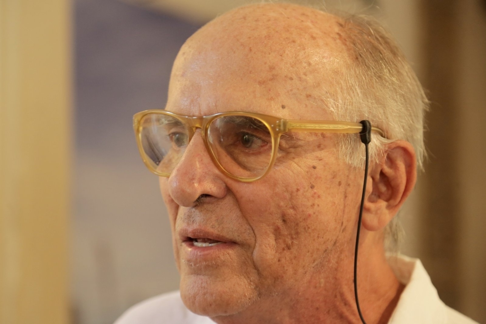 4.fev.2015 - Corpo de Odete Lara é velado no Parque Lage, no Rio de Janeiro. O diretor, produtor e roteirista Antonio Carlos da Fontoura, ex-marido de Odete, fala com a imprensa na porta do velório - Marcello Sá Barreto/AgNews