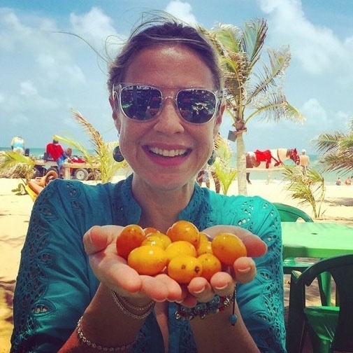 4.fev.2015 - De férias no Ceará, a atriz Luana Piovani ficou feliz por encontrar seriguelas no passeio