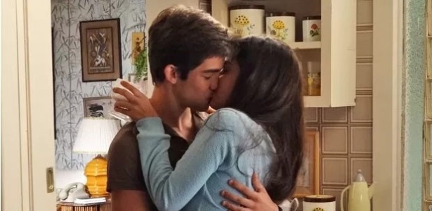 Alessandra e Otávio se beijam momentos antes de Serginho chegar