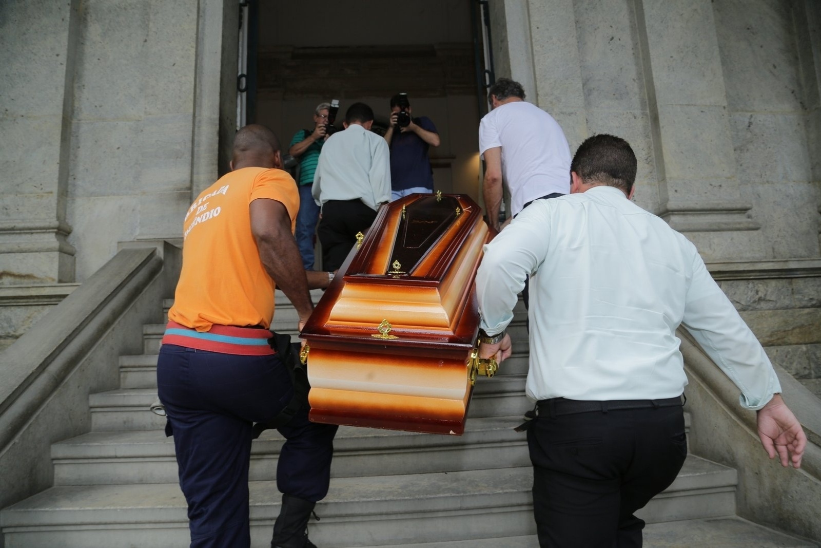 Corpo de Odete Lara é velado no Parque Lage, no Rio de Janeiro. Caixão com o corpo da cantora e atriz chega ao velório - Marcello Sá Barreto/AgNews