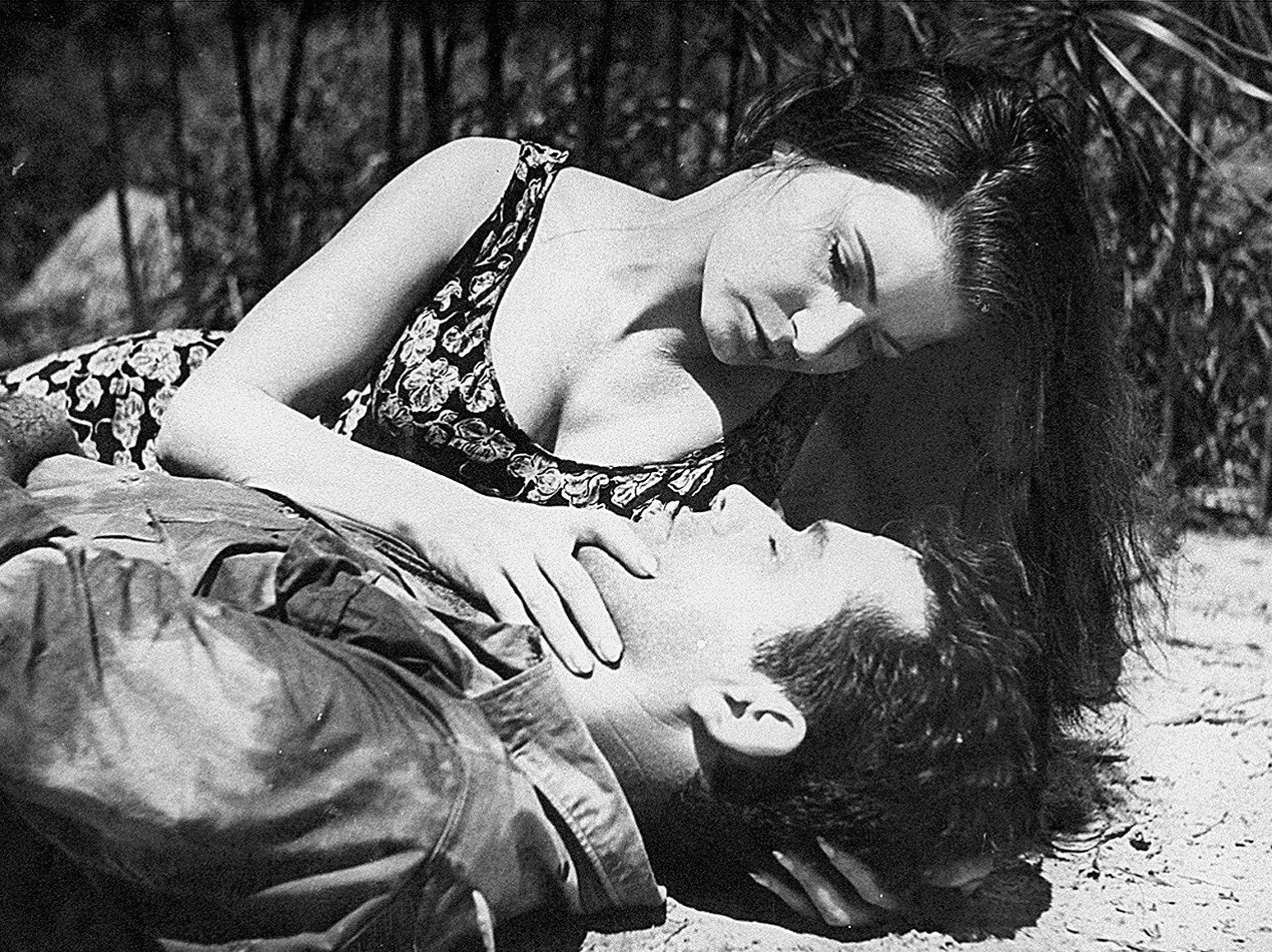 Odete Lara e Anselmo Duarte, em cena de "Arara Vermelha", - Divulgação