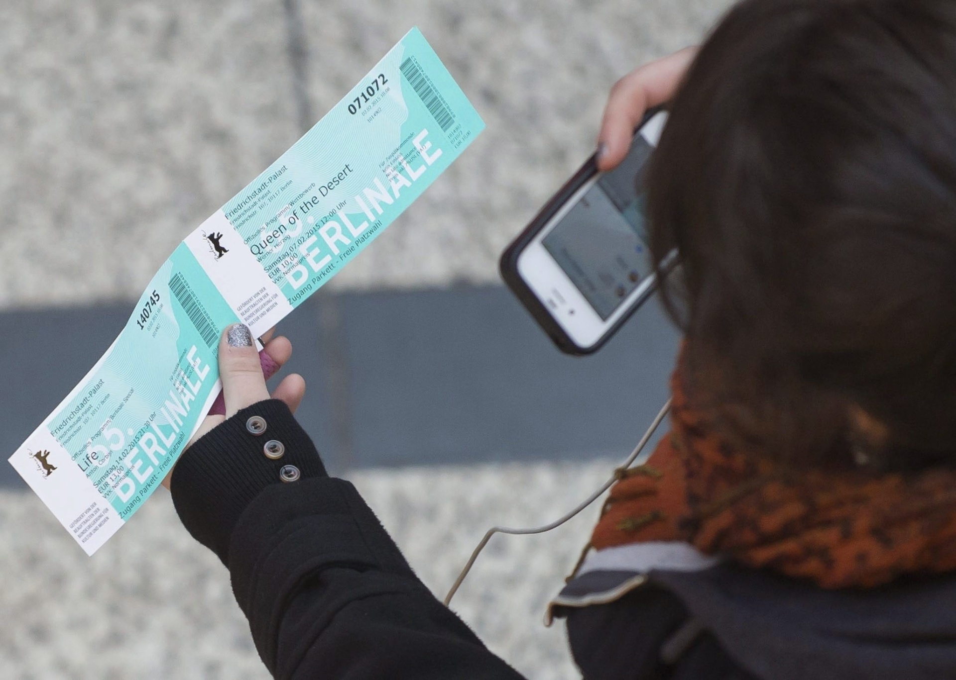2.fev.2015 - Jovem tira foto dos ingressos de Festival de Berlim - Tim Brakemeier/EFE