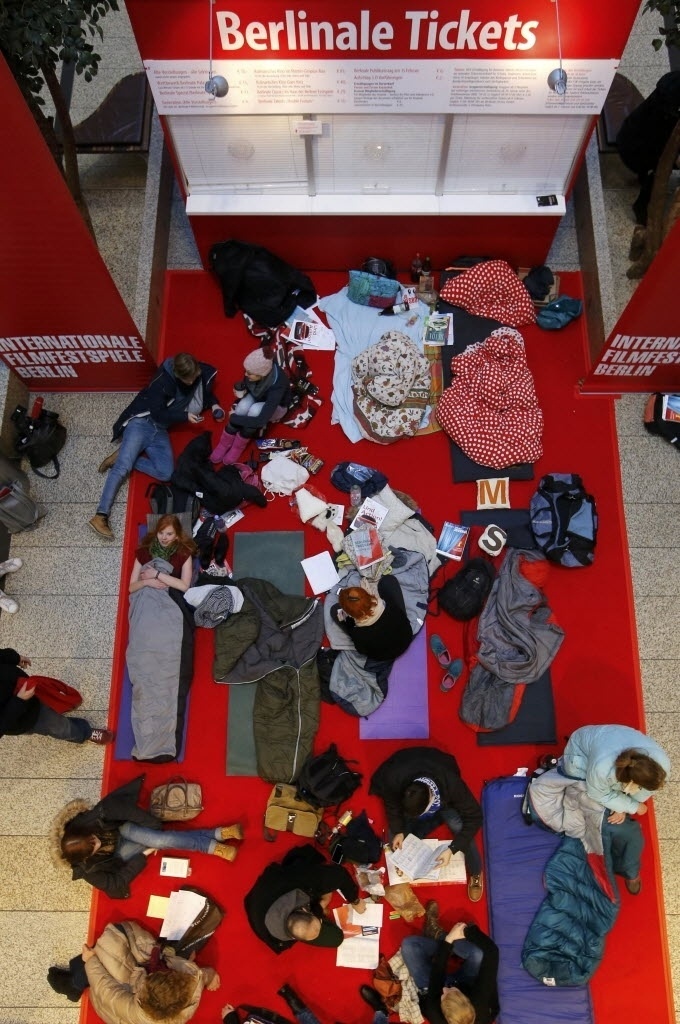 2.fev.2015 - Pessoas acampam em frente à bilheteria do Festival de Berlim, hábito já comum entre os fãs do Festival - Fabrizio Bensch/Reuters